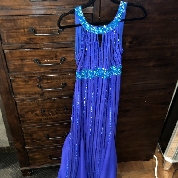 Stunning blue and green halter mermaid gown in sequin and beads - Picture 6 of 12